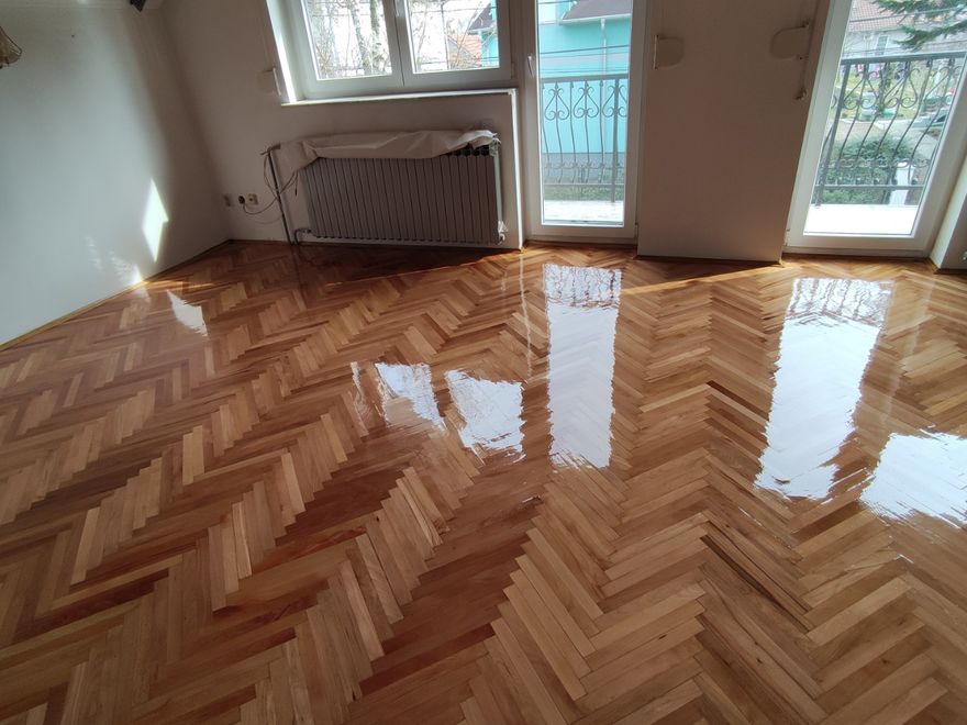 Riblja kost od hrasta, sveže lakiran pod u stanu