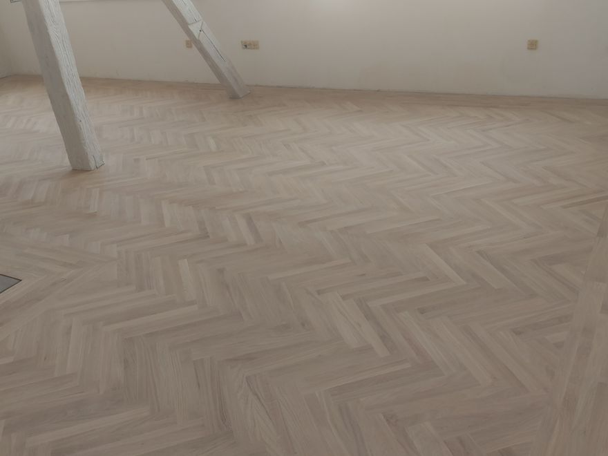 Široka riblja kost u svetlom hrastu