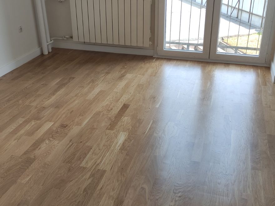 Svetli hrastov parket u praznom stanu