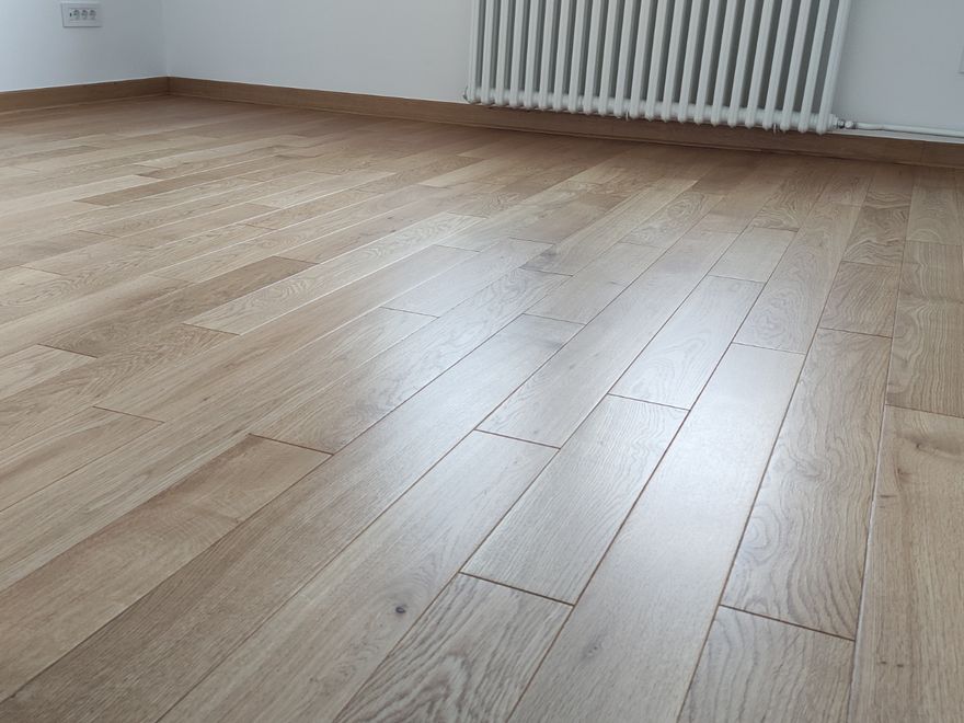 Obnovljen parket u sobi sa velikim prozorom