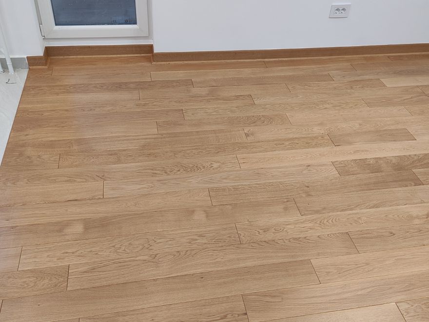 Parket sa belom soklom u stanu