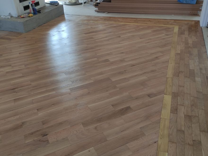 Laminat u sobi sa tamnoplavim zidom