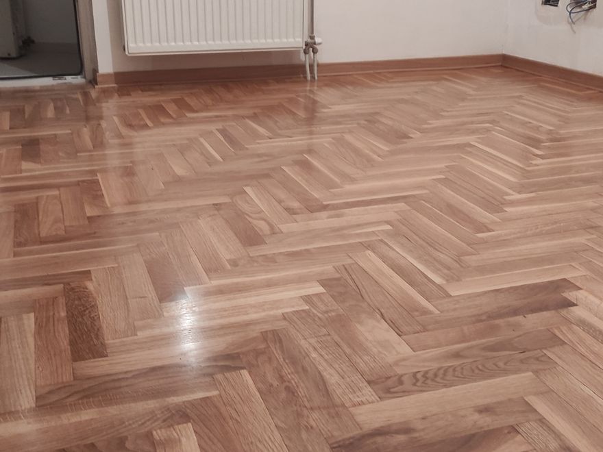 Laminat i bela sokla lajsna, čist završetak uz zid