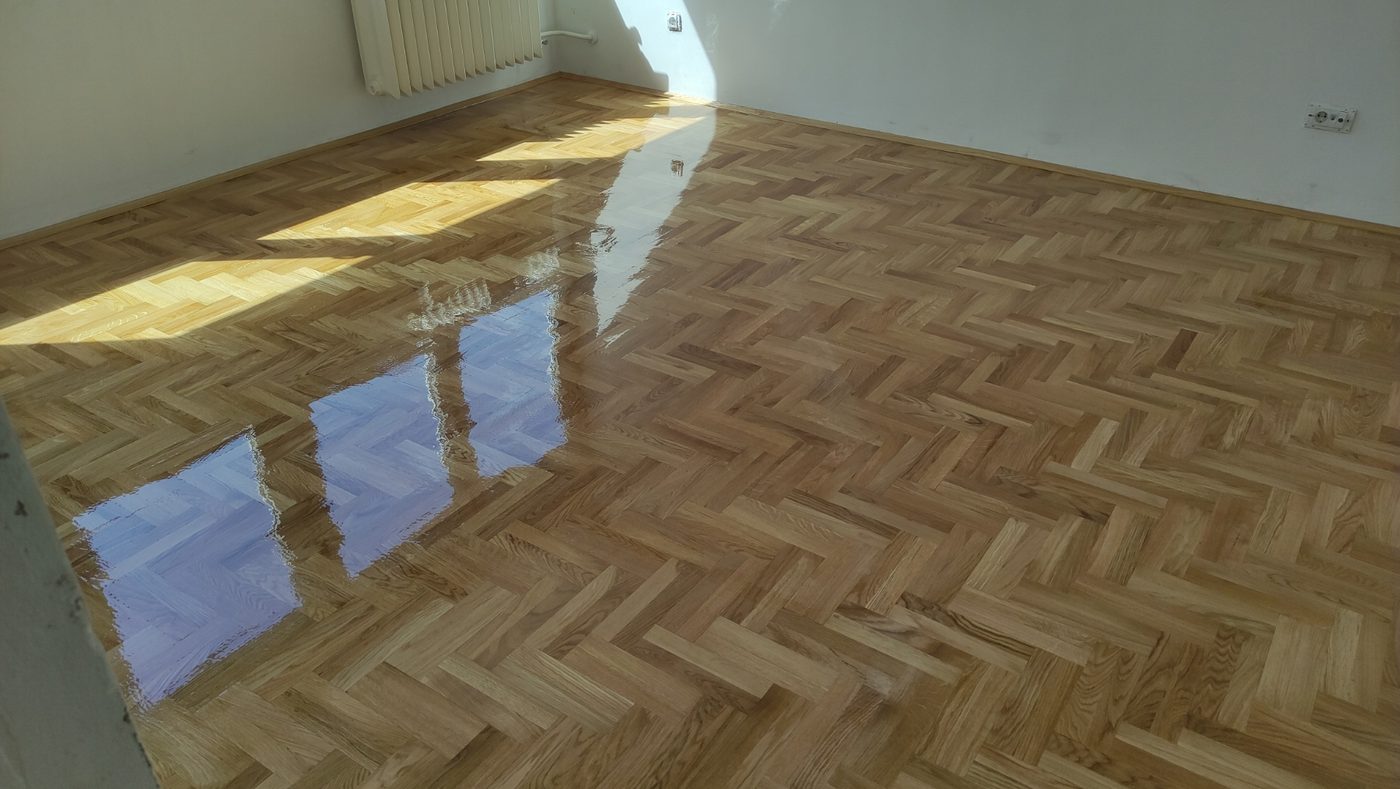 Sveže lakiran parket u visokom sjaju